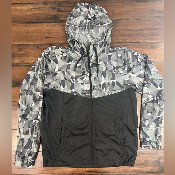 Lushenuni Men's UV Protection Camo Hooded Windbreaker - Size M - Picture 3 of 9
